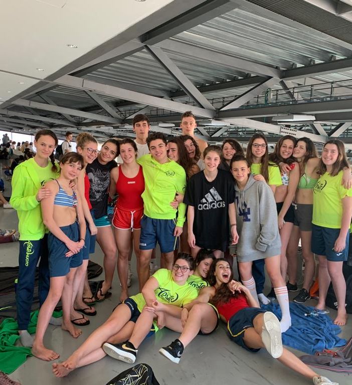 Nella foto un momento di pausa gare degli atleti dell’Aosta Nuoto domenica scorsa a Torino