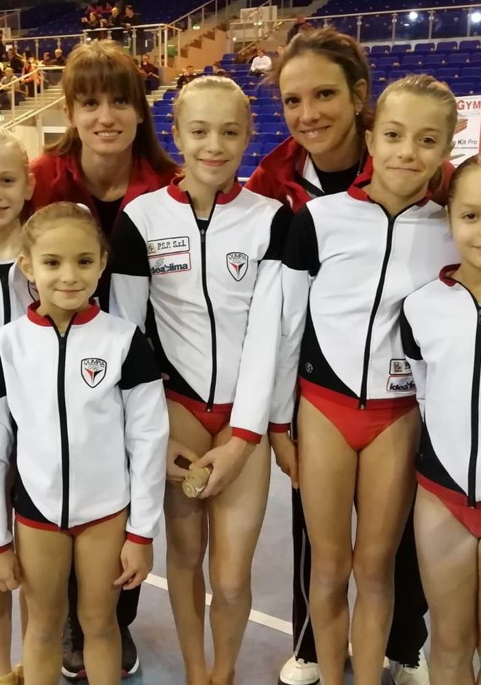 Emma Viérin, Annie Desandré, Vittoria Ramanzin,  Beatrice Morra di Cella e Joana Koceku con le istruttrici Federica Vinante e Claudia Iacona
