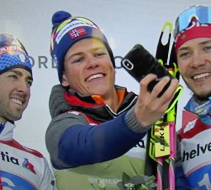 Selfie sul podio per Chicco Pellegrino, Johannes Klaebo e Gleb Retivykh