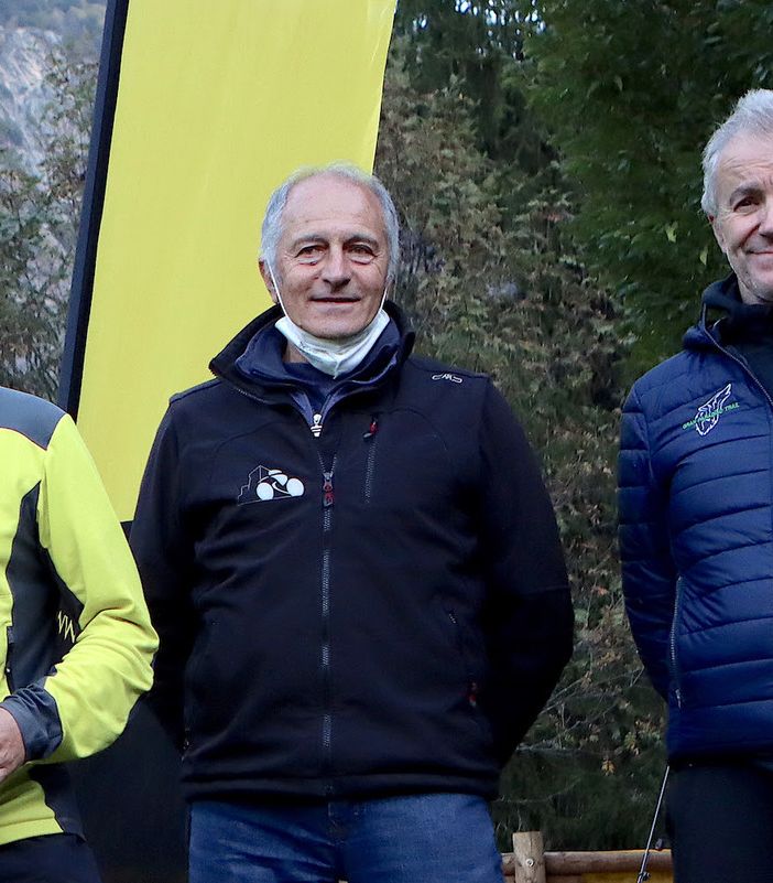 Battista Pieiller (al centro) insieme a Loris Salice (sinistra) e Mauro Cerise (destra) durante le premiazioni del 2021 dei circuito regionali (foto acmediapress)