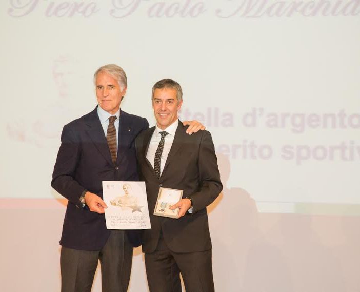 Il Presidente del CONI Giovanni Malagò consegna la benemerenza al Presidente del CR CONI Valle