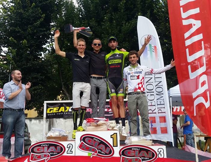 Qui e nella foto sotto i podi Elite e Master della prova di Collombaro
