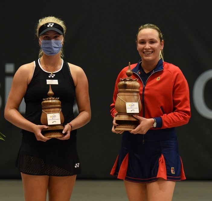 A destra Dona Vekic. Nell'articolo La vincitrice insieme ai raccattapalle e al vicesindaco di Courmayeur Federico Marco Perrin (foto By Francesco Peluso)