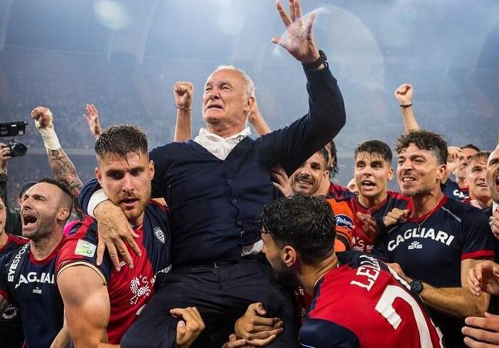 L'allenatore Claudio Ranieri portato in trionfo dopo la promozione in serie A