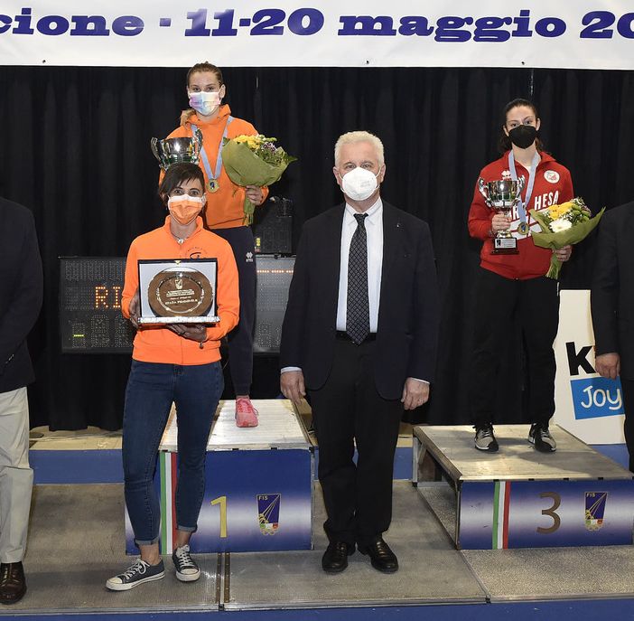 La premiazione delle spadiste a Riccione (foto qui e nell'articolo credit Augusto Bizzi Federscherma)