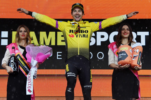 Il Presidente dell'UCI David Lappartient ha premiato la Maglia Rosa Valerio Conti