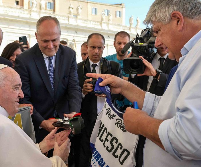 Papa Francesco benedice la Coppa del Mondo di Skiroll: “Saluto la delegazione. Prego per la martoriata Ucraina”