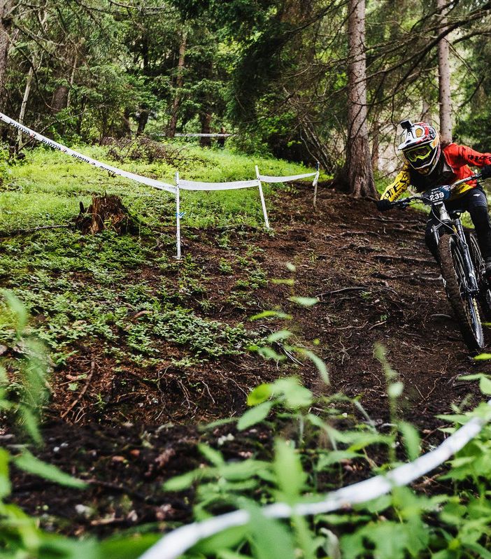Ciclismo: Emilie Lan e Sophie Riva brillano nella terza tappa dell'Enduro World Series