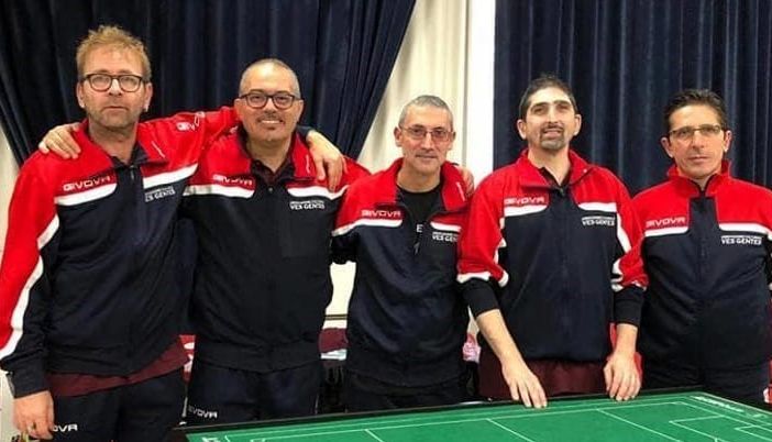 Terzo da sn in piedi, Stefano Zappacosta con la maglia del Ves Gentes Chieti agli ultimi Campionati Italiani a Squadre di Serie A Categoria Subbuteo