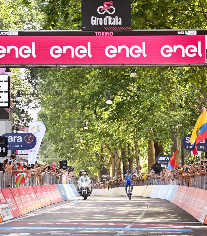 GIRO D'ITALIA: YATES VINCE UNA TAPPA PIROTECNICA, CARAPAZ SI VESTE DI ROSA