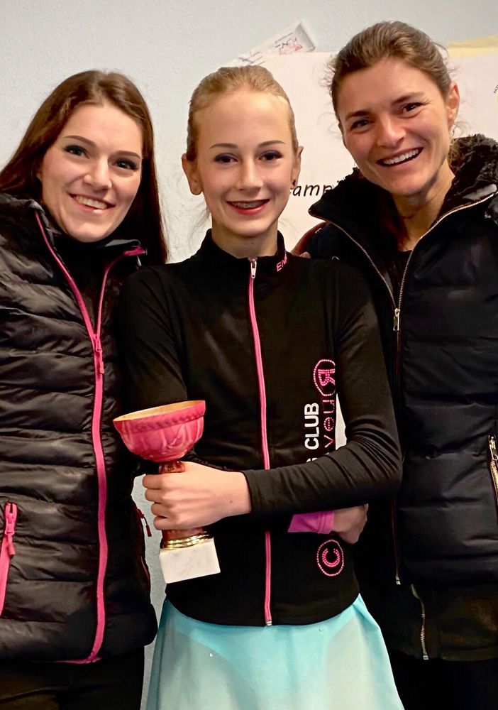 Emilie Tussidor in alto con le sue allenatrici Marika Poli (a sin) e Romina Poli (a dx):