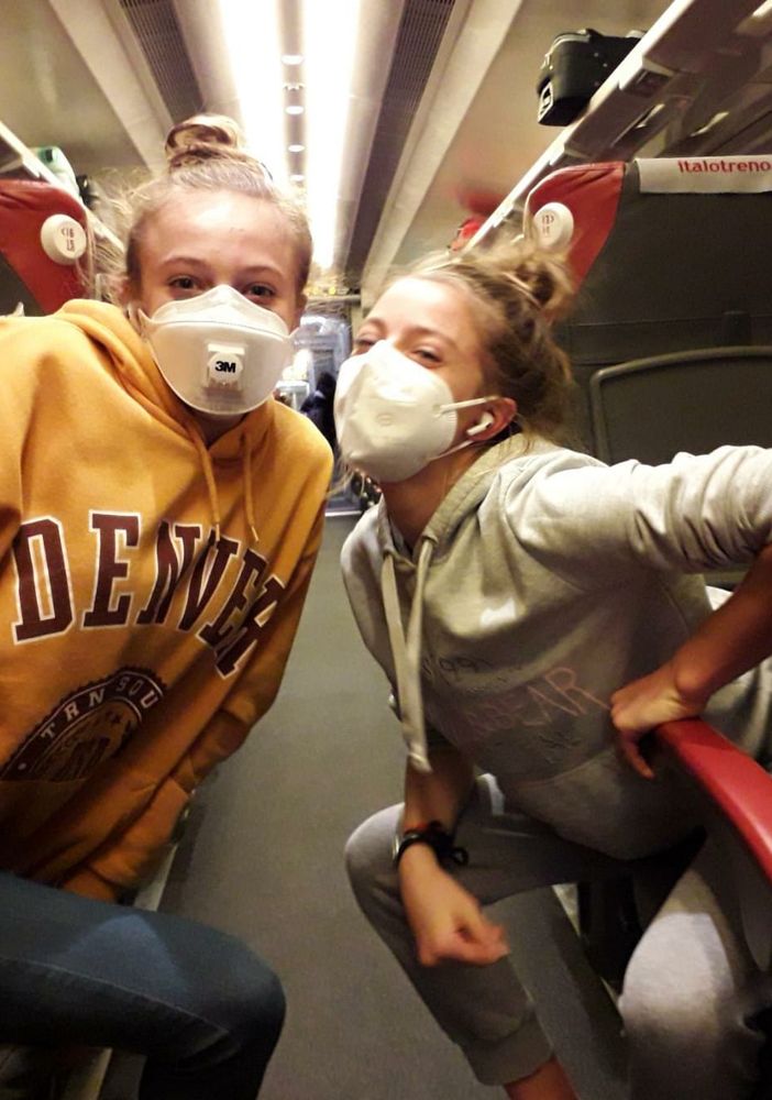 Vittoria Ramanzin e Beatrice Morra Di Cella sul treno per Napoli