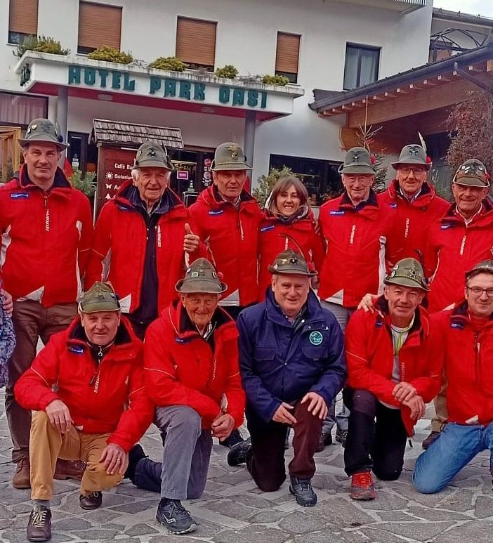 Foto di Gruppo con al centro in giacca blue il responsabile sportivo ana vda il Vicepresidente di coordinamento Edi Aymonod