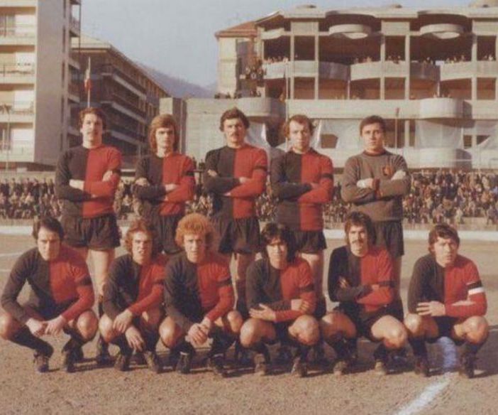 Una delle ultime formazioni della gloriosa Aosta Calcio. Notare le gradinate popolari affollate di tifosi. (MEDIAPOLITIKA.COM di Marco Milan – Foto MEDIAPOLITIKA.COM)