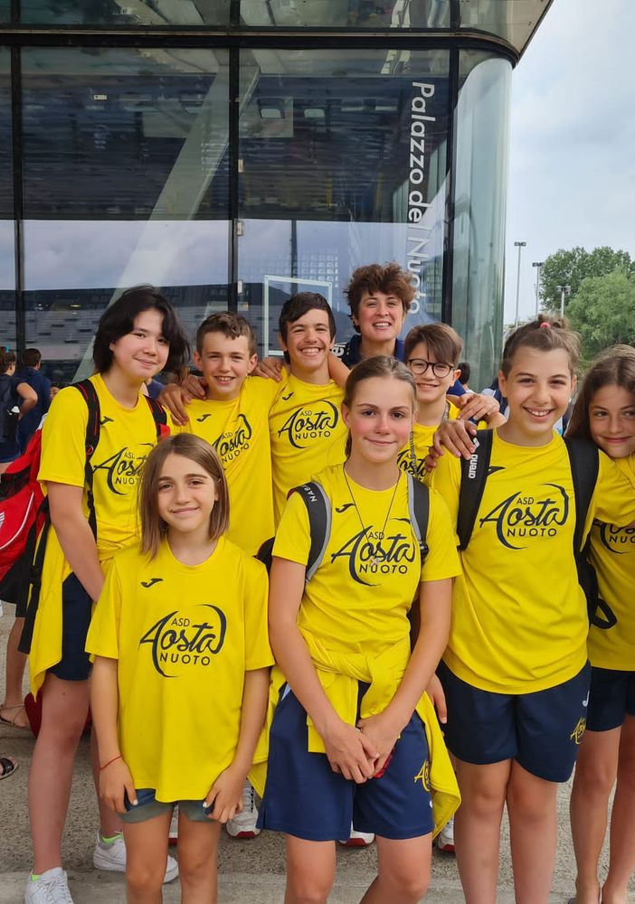 da sx: Alice Padalino, Aurora Furfaro, Emma Morsetti, Petra Favre, Corinne Désandré, dietro da sx Mélodie Fénoil, Alexis Ghignone, Jacquy Péaquin e Coach Noemi Iannaccone