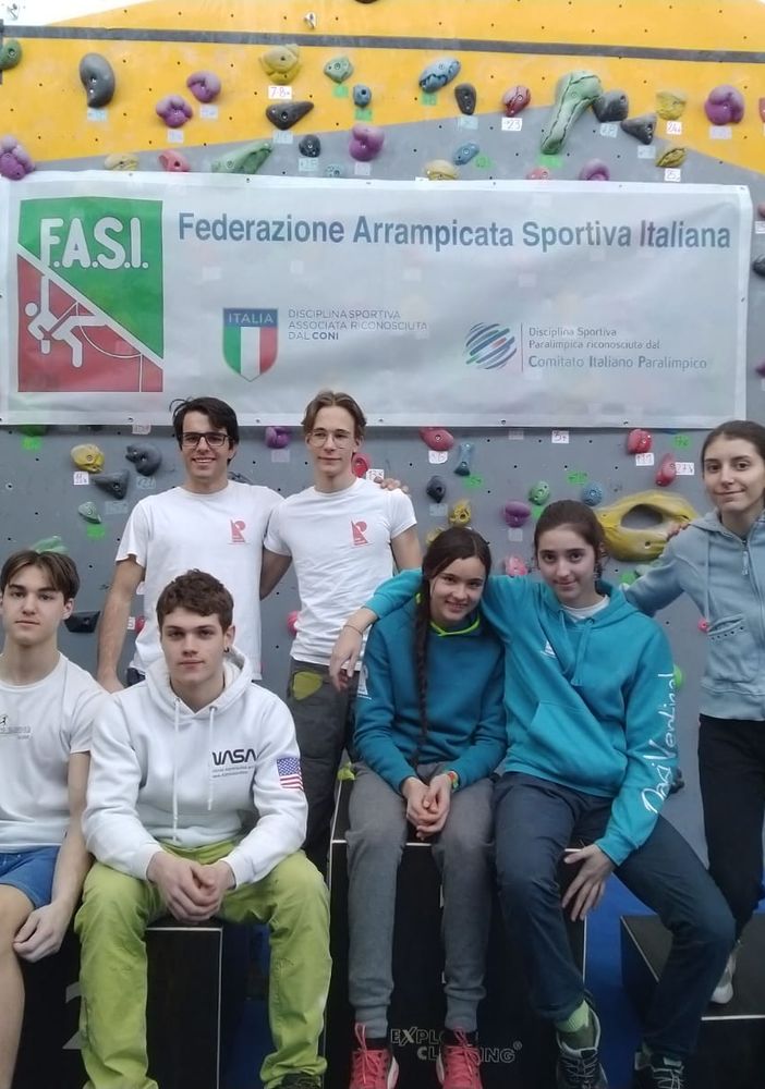 Da sn seduti: Michael Fassino, Jean-Marie Joly, Greta Baccon, Claire Charbonnier, Miriam Pramotton, Alessia Raspo; dietro da sx Antonio Charrere, Federico Deleonard
