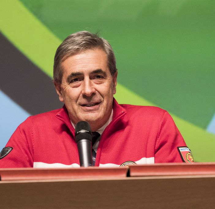 Il neo Presidente della Regione all'Assemblea dei Maestri di Sci. La professionalità delle nostre giubbe rosse è proverbiale. L'auspicio che Antonio Fosson insegni a 'politicare correttamente' anche i nostri politici
