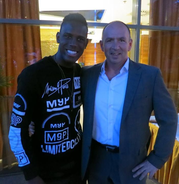 Enock Barwuah (fratello di Mario Balotelli) e il Presidente mondiale ConIFA Per-Anders Blind