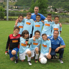 L’allenatore Roberto Bidese, abbraccia e protegge la sua giovane famiglia di calciatori