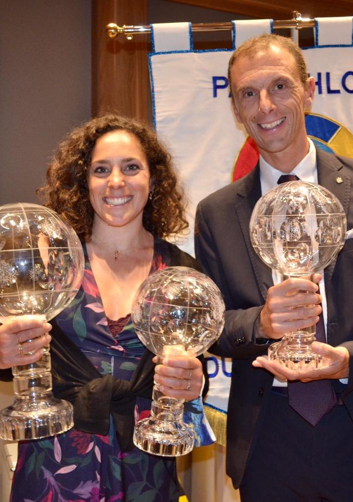 Il giornalista sportivo Luca Casali, moderatore della cerimonia di premiazione, insieme a Federica Brignone