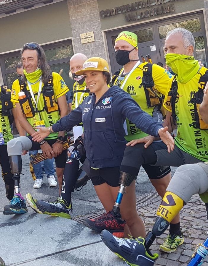 Federica Brignone con gli atleti del Tor in Gamba