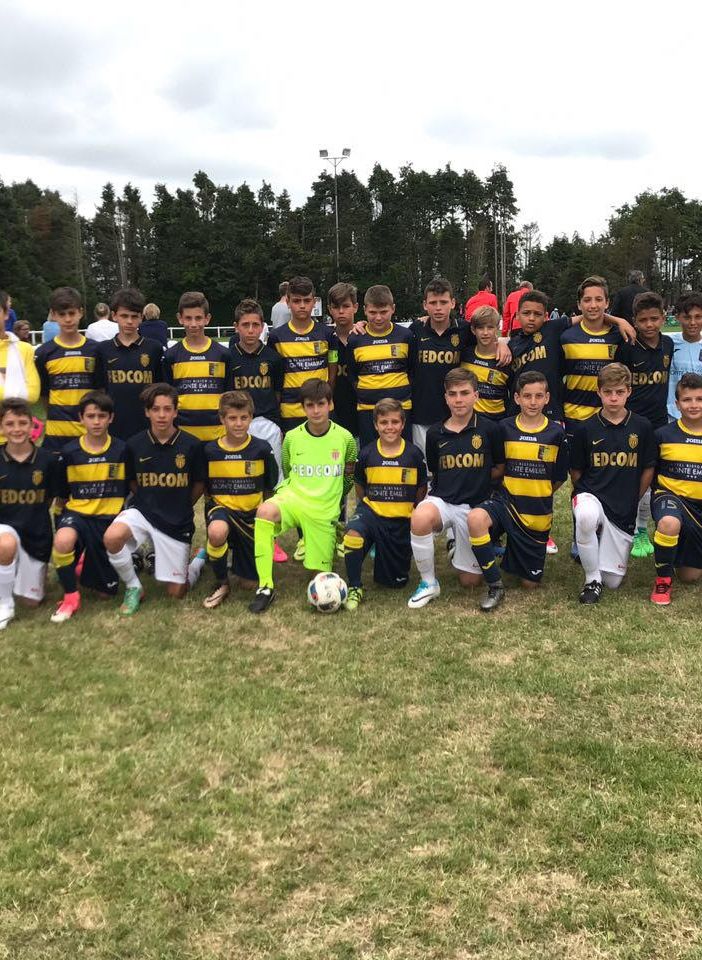Foto di gruppo per i gialloblu valdostani con i pari età dell’As Monaco