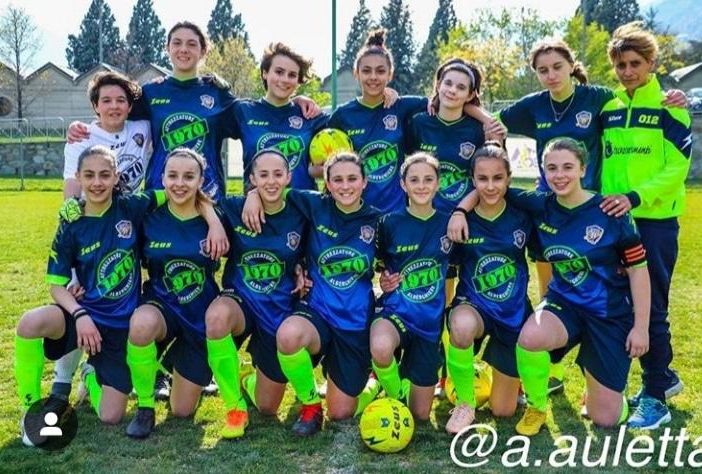 Una storica formazione del calcio femminile Aosta in attività ante pandemia