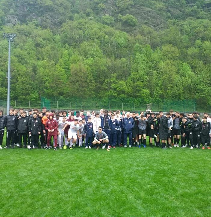 Foto di gruppo per i partecipanti del Memorial Calliera
