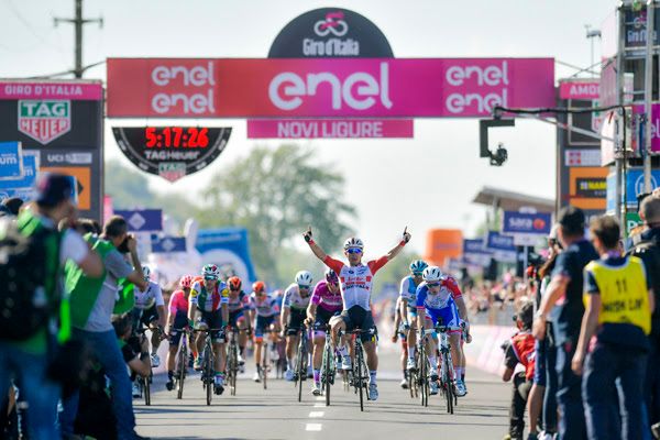 Il Presidente dell'UCI David Lappartient ha premiato la Maglia Rosa Valerio Conti