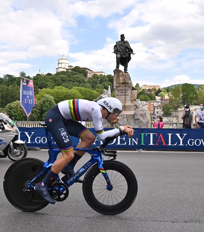 Il Presidente dell'UCI David Lappartient ha premiato la Maglia Rosa Valerio Conti