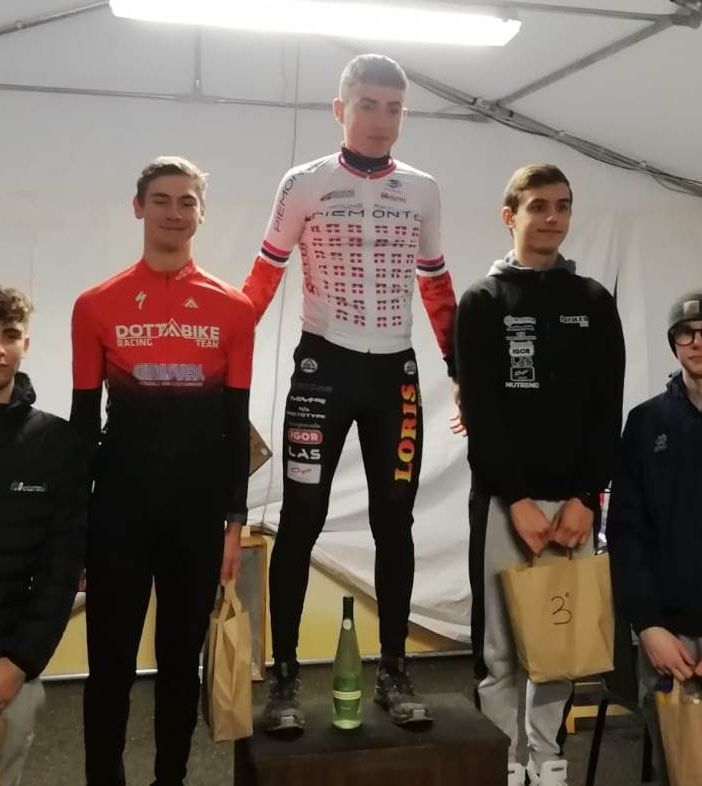 Andrea Carbone a sinistra del gradino più alto