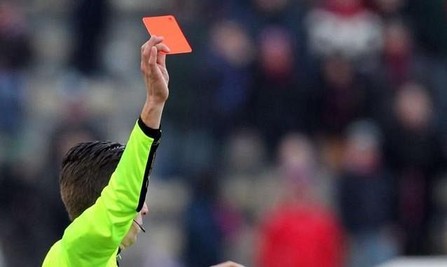 Come sono stati scelti i colori dei cartellini degli arbitri di calcio