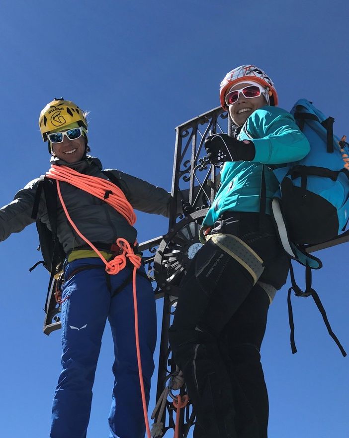 François Cazzanelli e Valentina Greggio sulla croce in vetta al Cervino