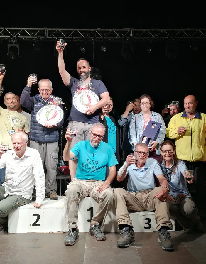 Al centro, più alto di tutti, Igor Charbonnier brinda al titolo appena conquistato