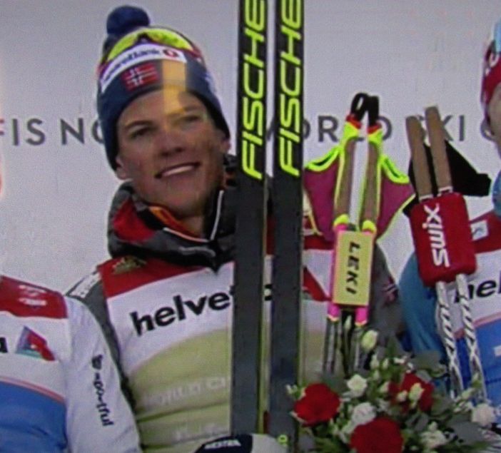A sn Chicco Pellegrino sul podio sorride a Klaebo