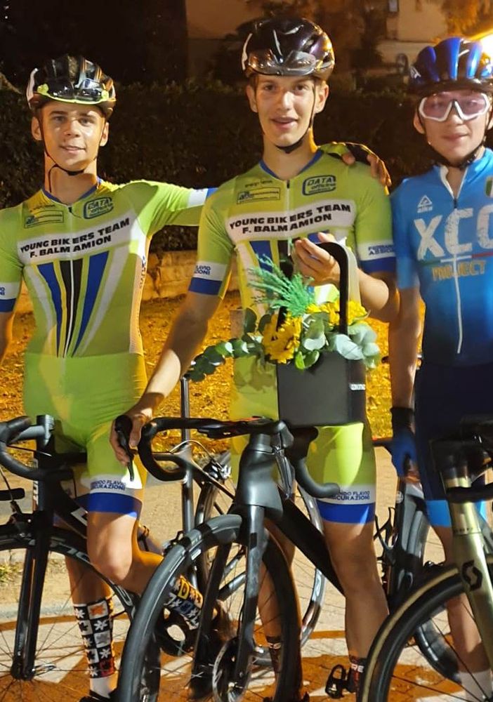 Ciclismo:  Blanc e M. Agostinacchio dominano la notturna di Rivarolo Canavese