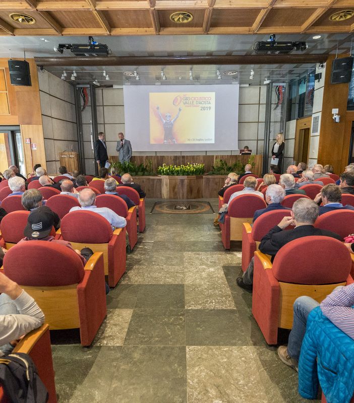Sala gremita durante la presentazione del Giro