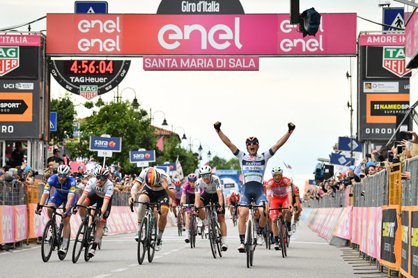 GIRO D’ITALIA: Cima all'ultimo respiro, Ackermann si prende la ciclamino, Carapaz sempre in rosa