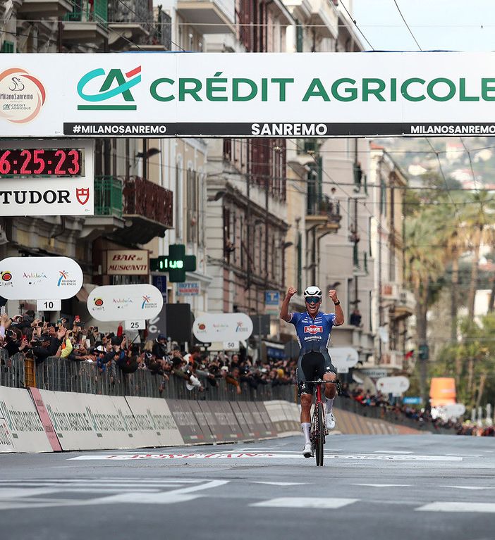 Ciclismo: Van der Poel stacca tutti sul Poggio e trionfa solitario in Via Roma