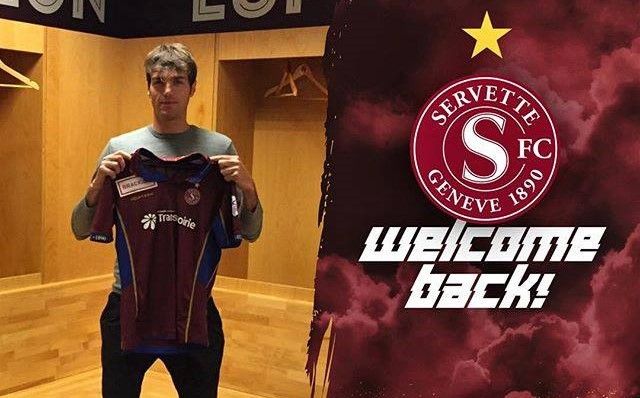 Paolo De Ceglie mostra la nuova maglia del Servette