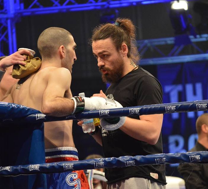 D'Isanto riceve suggerimenti sul ring da Manuel Bethaz