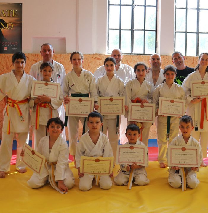Nella foto in prima fila, accosciati, da sinistra, Mathias Gallo, Federico Montis, Laurent Bordet e Julien Jacquin; in seconda fila, in piedi, da sinistra, Giuseppe Cuozzo, Anna Sofia Cuozzo,  Anaëlle Jacquin, Eloïse Macrì, Giulia Olimpia Paonessa, Noemi Lombardo, Giulia Musumarra Meynet e Leon Sitta; interza fila, dietro, i Maestri Stefano Cedoloni, Marco Sebastianelli, Gianluca Benvenuto ed Alessandro Conte