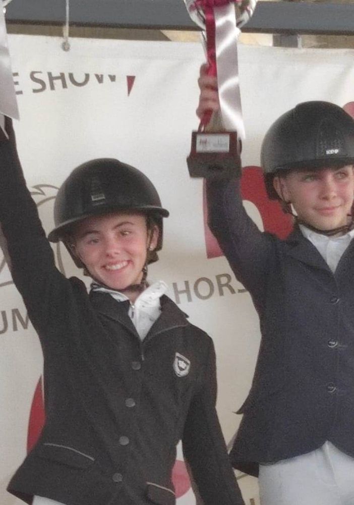 Da sn: Giovanna Dugrossu Victor  e Orillier Viola Orillier su De Haribo e Giovanna Dugrossu Victor