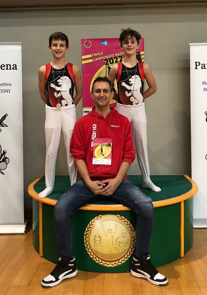 Mattia Durello e Alessandro Sganga con l’allenatore Andrea Dondeynaz