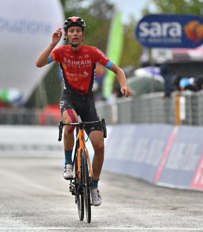 GIRO D'ITALIA - COMUNICATO STAMPA 	 13 MAGGIO 2021  GINO MÄDER VINCE LA TAPPA 6 DEL GIRO D’ITALIA  ATTILA VALTER È LA NUOVA MAGLIA ROSA