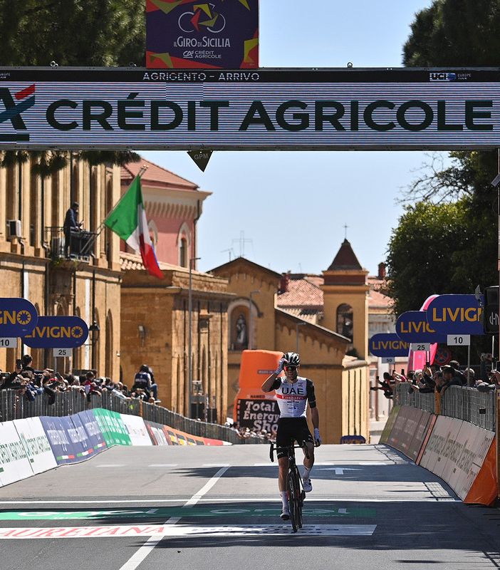 Ciclismo: Ciclismo: Finn Fisher-Black conquista il suo primo successo in carrierase la volata dei battuti su Ulissi e Caruso
