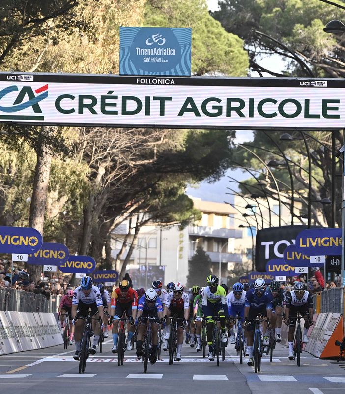 Tirreno-Adriatico Fabio Jakobsen vince la seconda tappa, Filippo Ganna sempre maglia azzurra