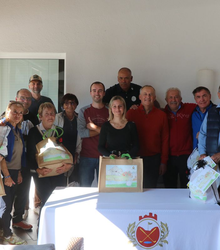 Da sinistra: Roberto Rossi, Elsa Blanc, Marinella Bellinvia, Domenico Scopacasa, James Paul Woodall, Elsa Clusaz, Antonietta Mestieri, l’assessore allo sport del comune di Brissogne Simone Arlian, David Carvallo, Michelle Avoyer, il sindaco Bruno Menabreaz, Dario Comè,  Emilio Bionaz, Riccardo Farcoz e il giovane Federico Subet.