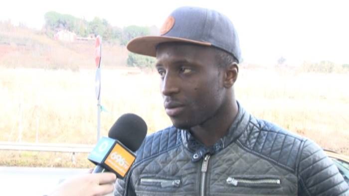Gueye Ass Dia ai microfoni di una tv locale