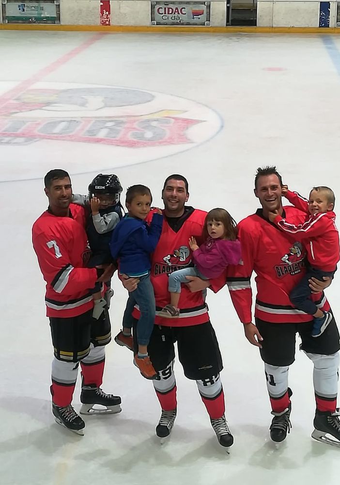 I giocatori Andrea Melotto, Simone De Luca e Nicolò Bufacchi posano, al termine del match, con i loro bimbi, in un'immagine evocativa di presente e futuro dell'hockey valdostano